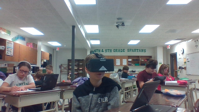 Miss Mau's Students Exploring VR Technology